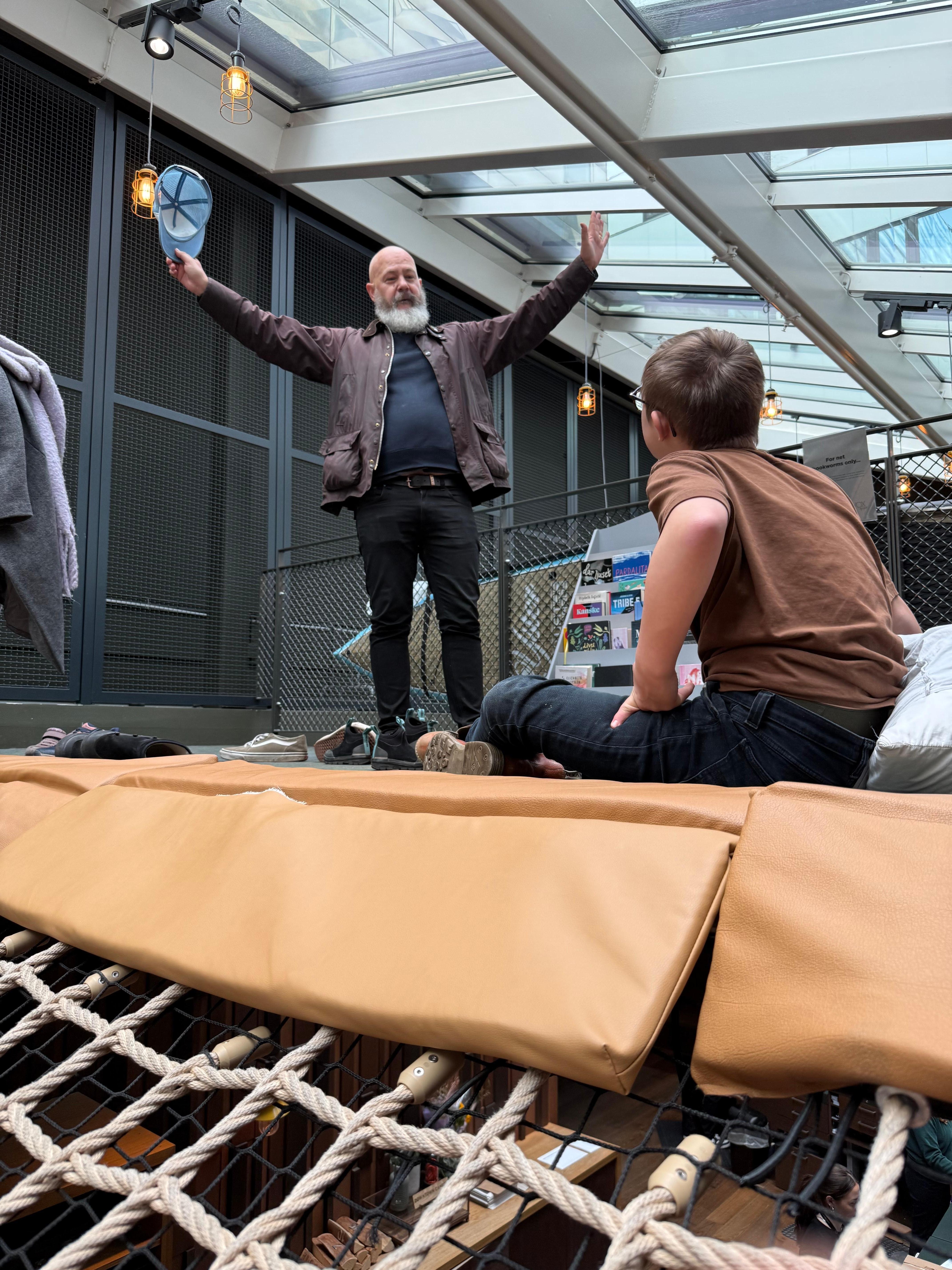 Pappan är tillbaka efter en härlig cykeltur med era cyklar. 