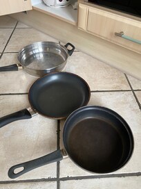 Zerkratzte Pfannen innen, außen siehe unten