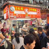 ホテル裏の夜市の人気の水餃子屋さん
