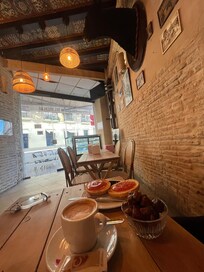 petit déjeuné typique dans le bar de l hôtel