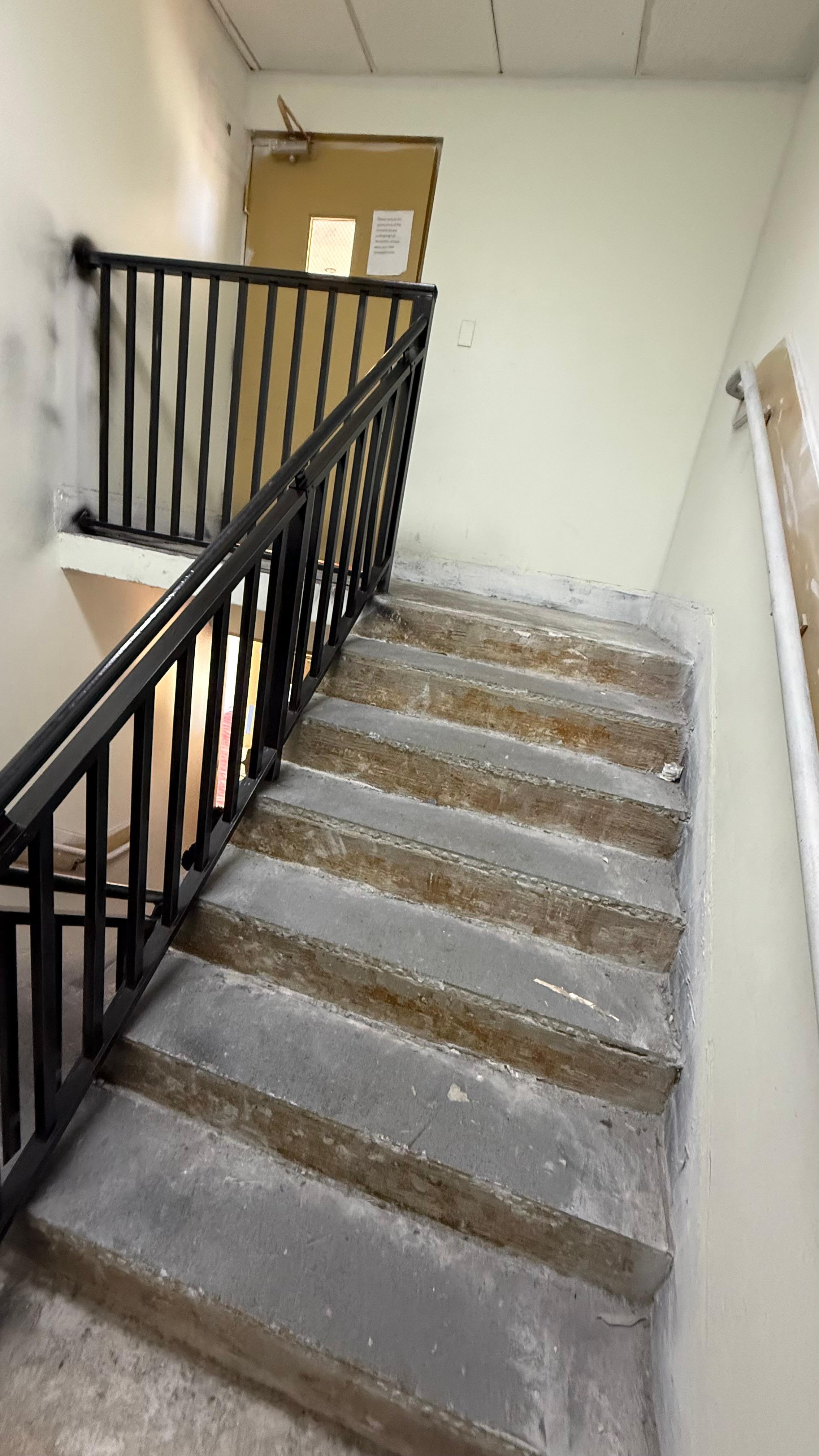 Las escaleras que no se debería usar aún, son para poder llegar a tu habitación