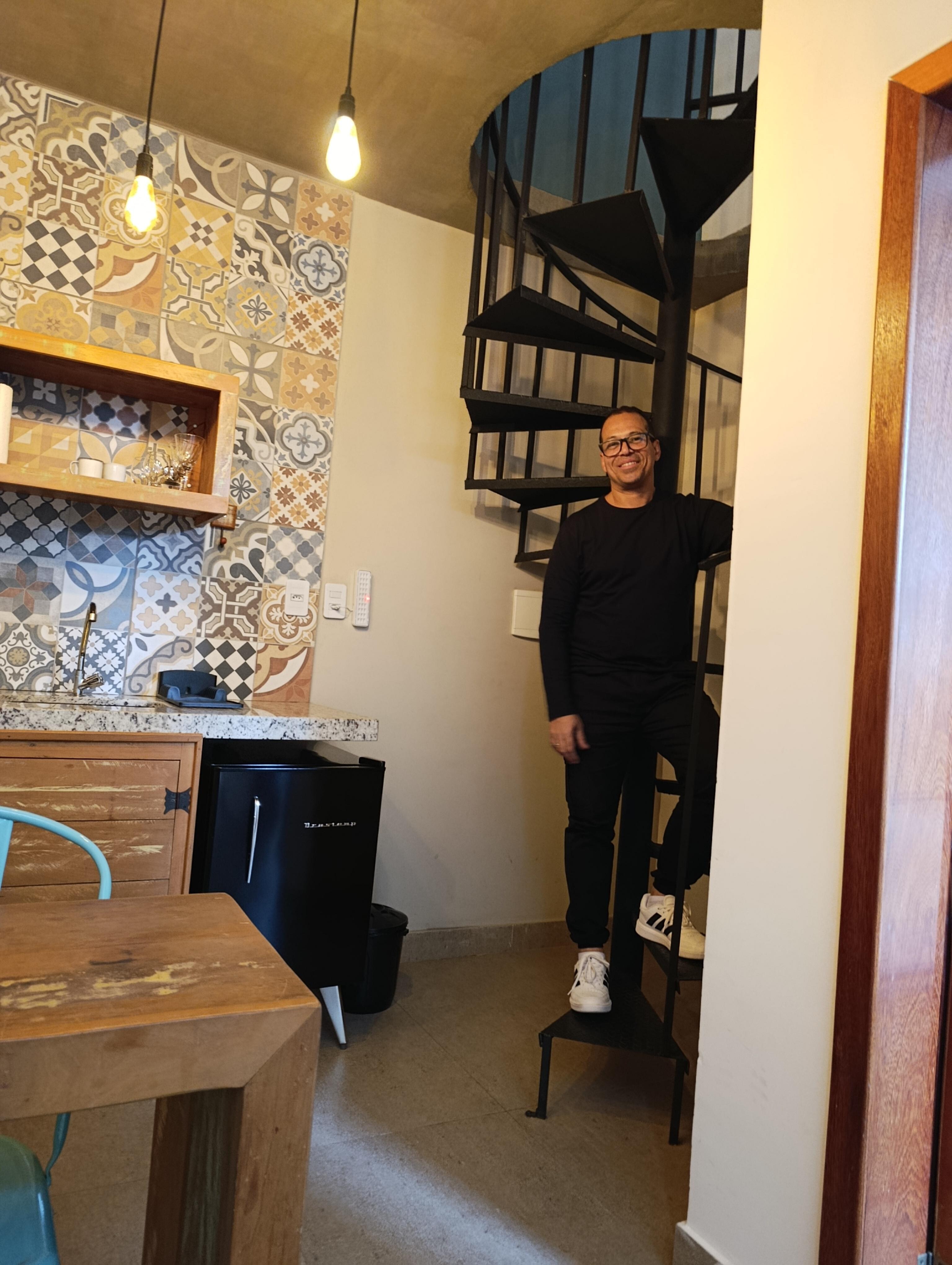 Acesso ao andar de cima bem estruturado, com uma escada bem segura. 