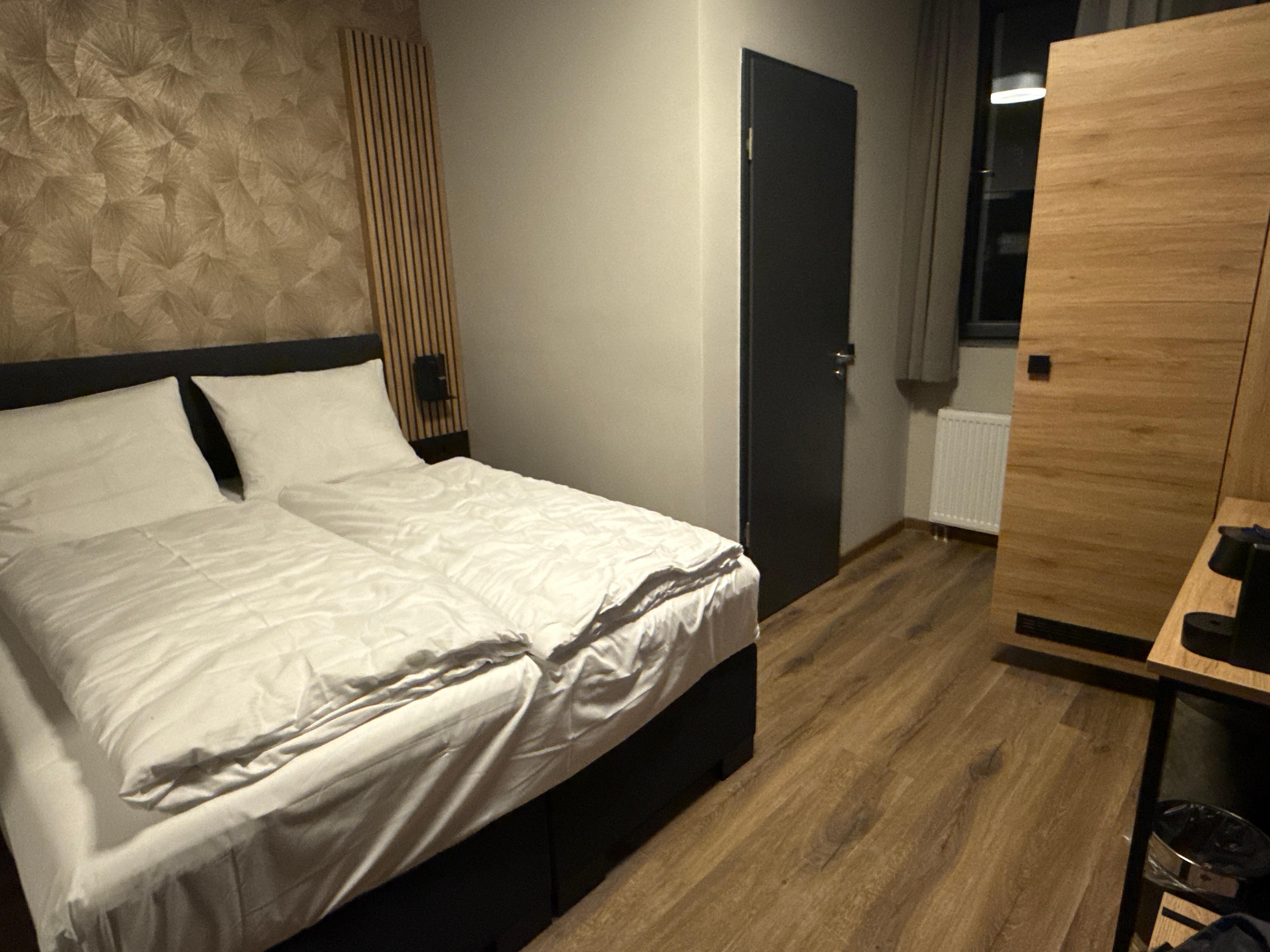 Esas es toda la habitación, pequeña para ser un “apartamento” porque así dice la descripción 