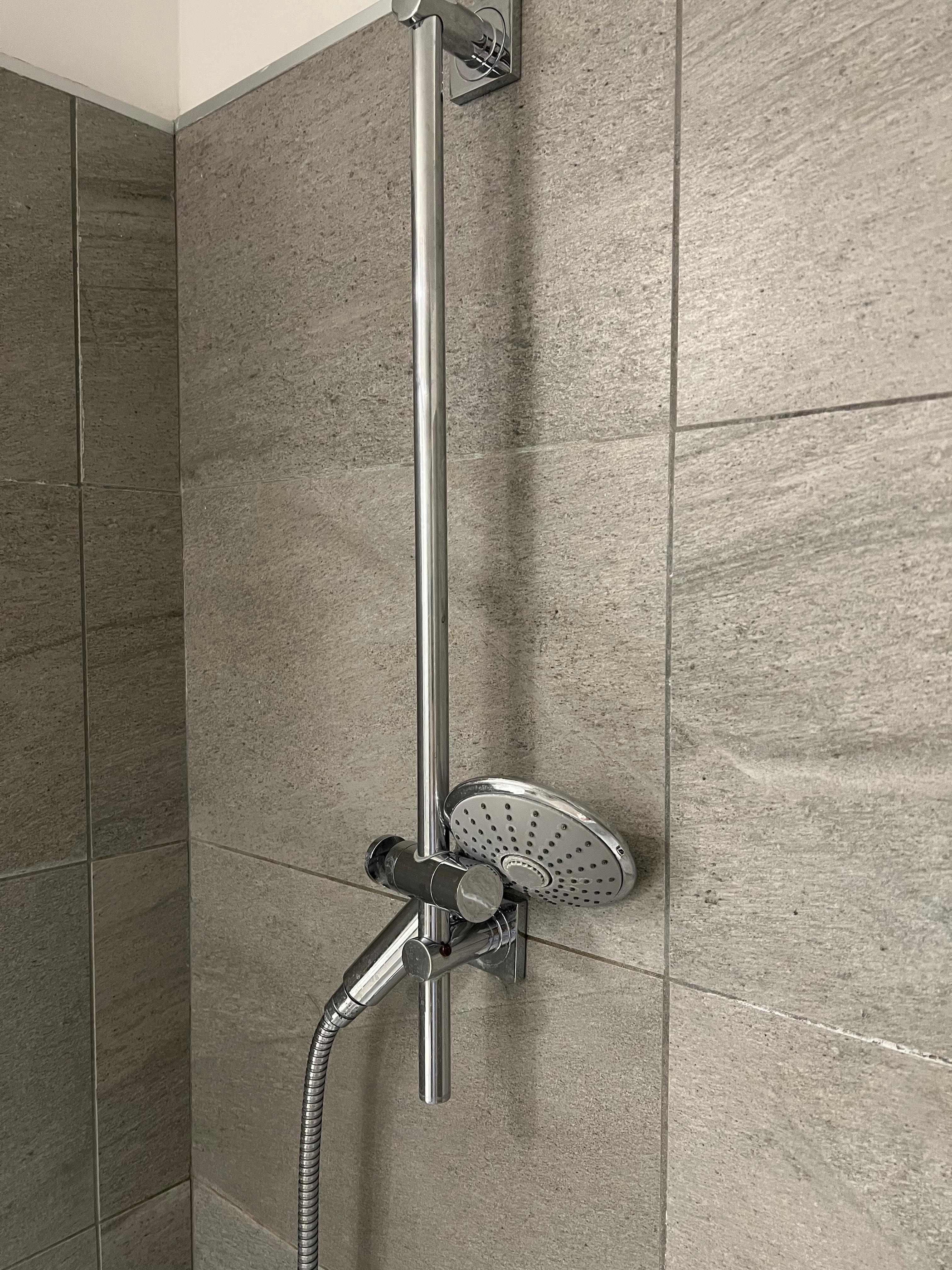 Suporte do chuveiro quebrado