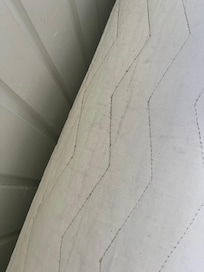 Dreck auf der Matratze, vielleicht sogar Bettwanzen