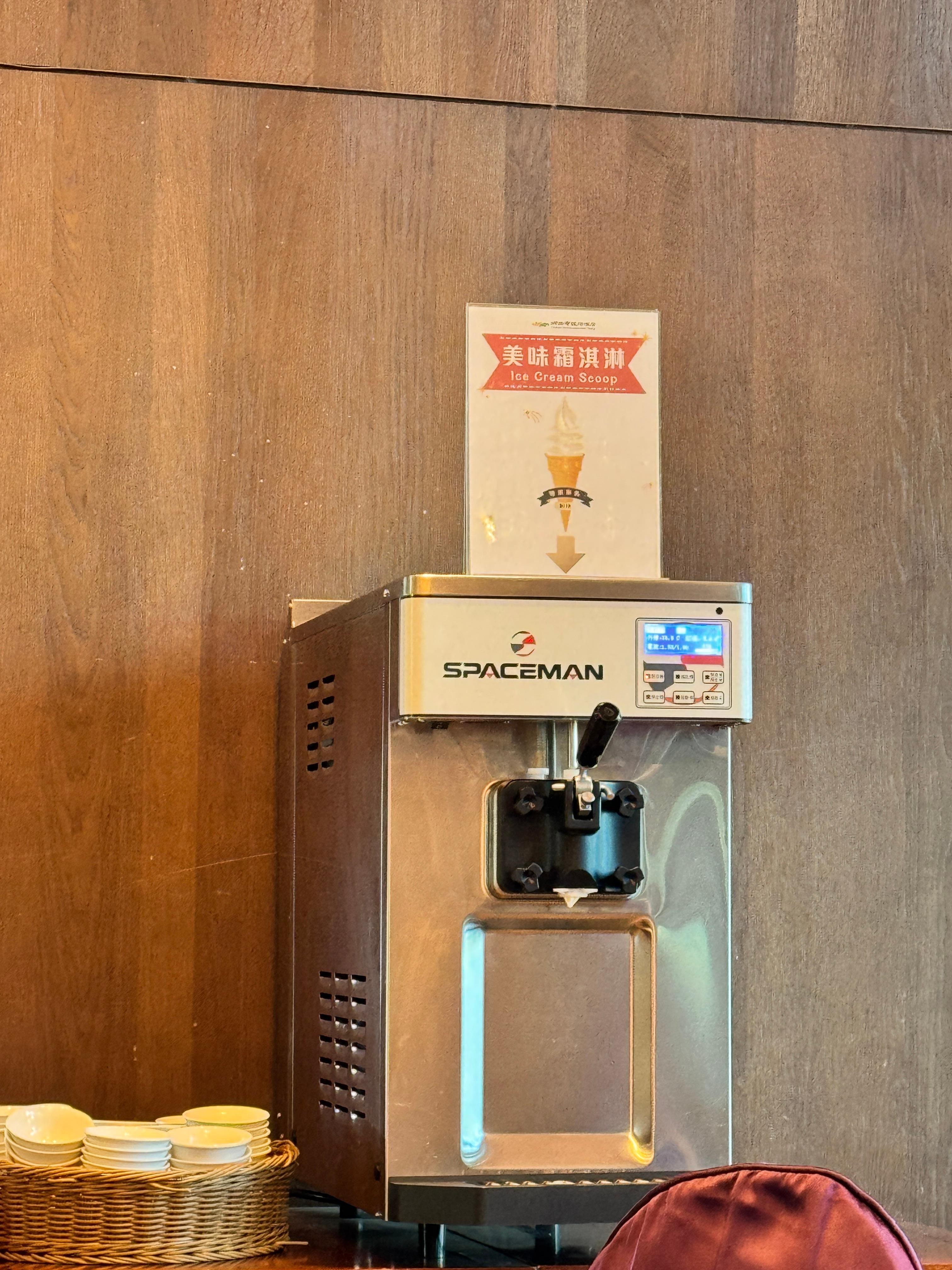 霜淇淋機（旁邊還  有冰淇淋）