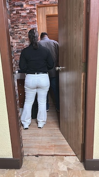 La chica de blanco no quería romper la puerta , mi esposa le pidió asistencia y lo que decía era que la niña podía abrir por dentro … el que está detrás era un huésped porque no tienen más personal