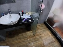 Ridiculous design of the separating glass wall when water from the shower still wets the whole bathroom