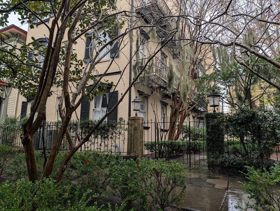 Outside of building from sidewalk.  Incidentally, parking was available in front of building the entire time we were there.