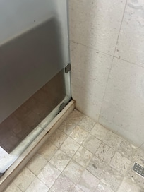 Nos dio mucho asco que tenía demasiado moho la regadera tapado más de la mitad y salía el agua poca y en diferente dirección