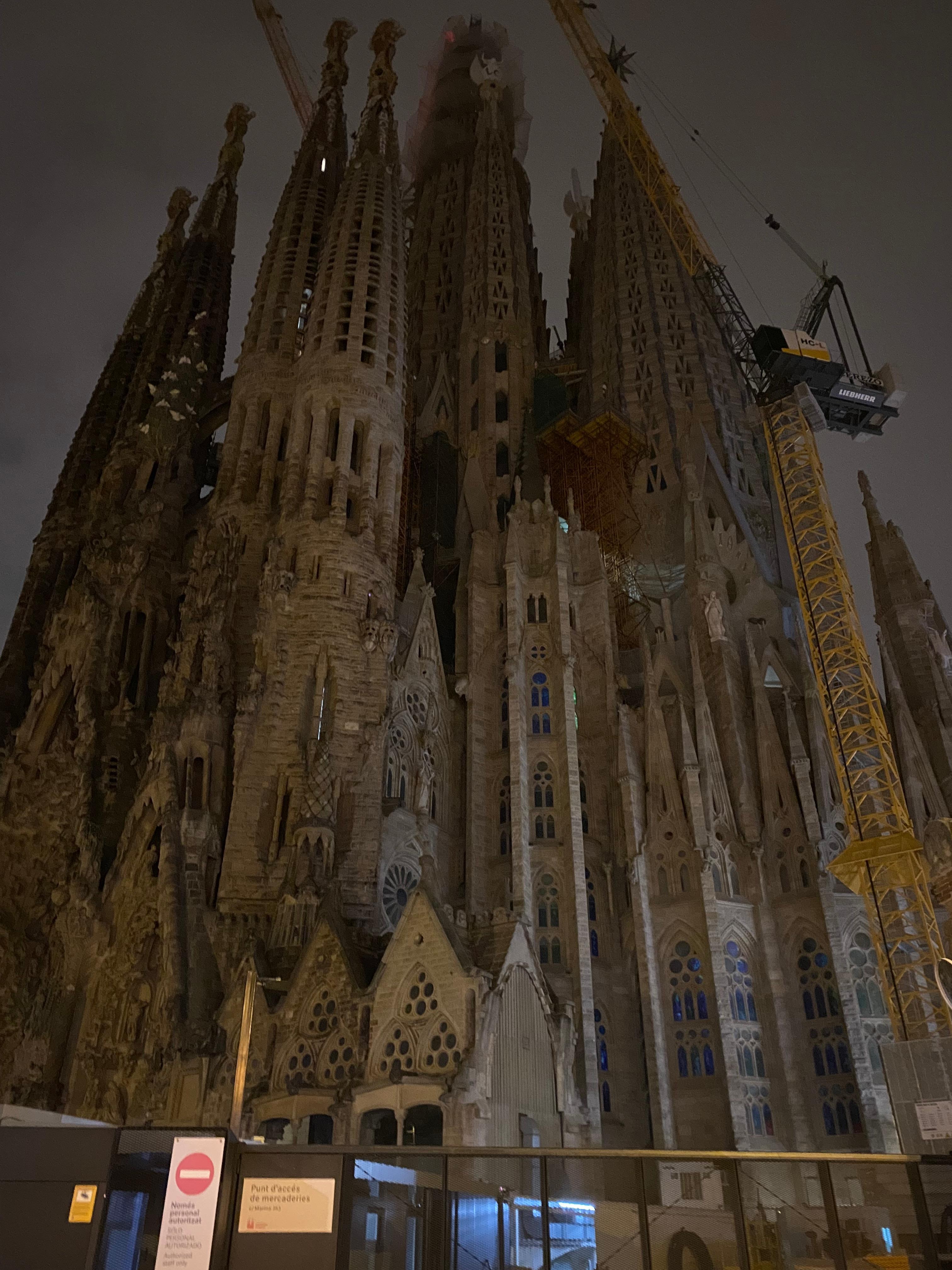 深夜のサグラダファミリアへの散歩も可能