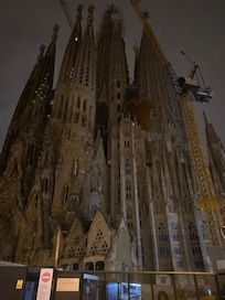 深夜のサグラダファミリアへの散歩も可能