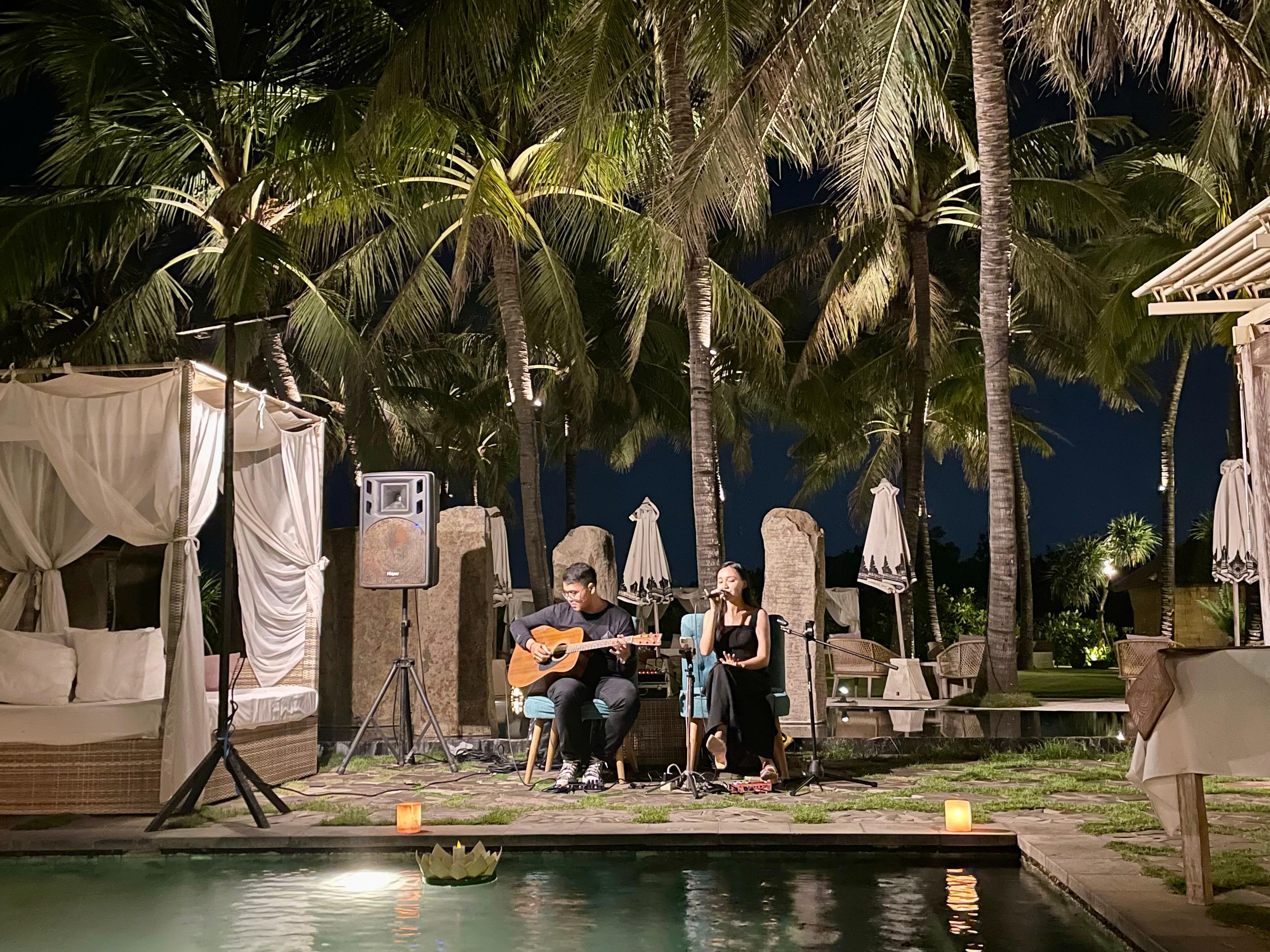 Brilliant live music at Standing Stones during dinner