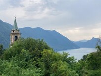 Uitzicht op het meer vanaf het terras van het appartement.