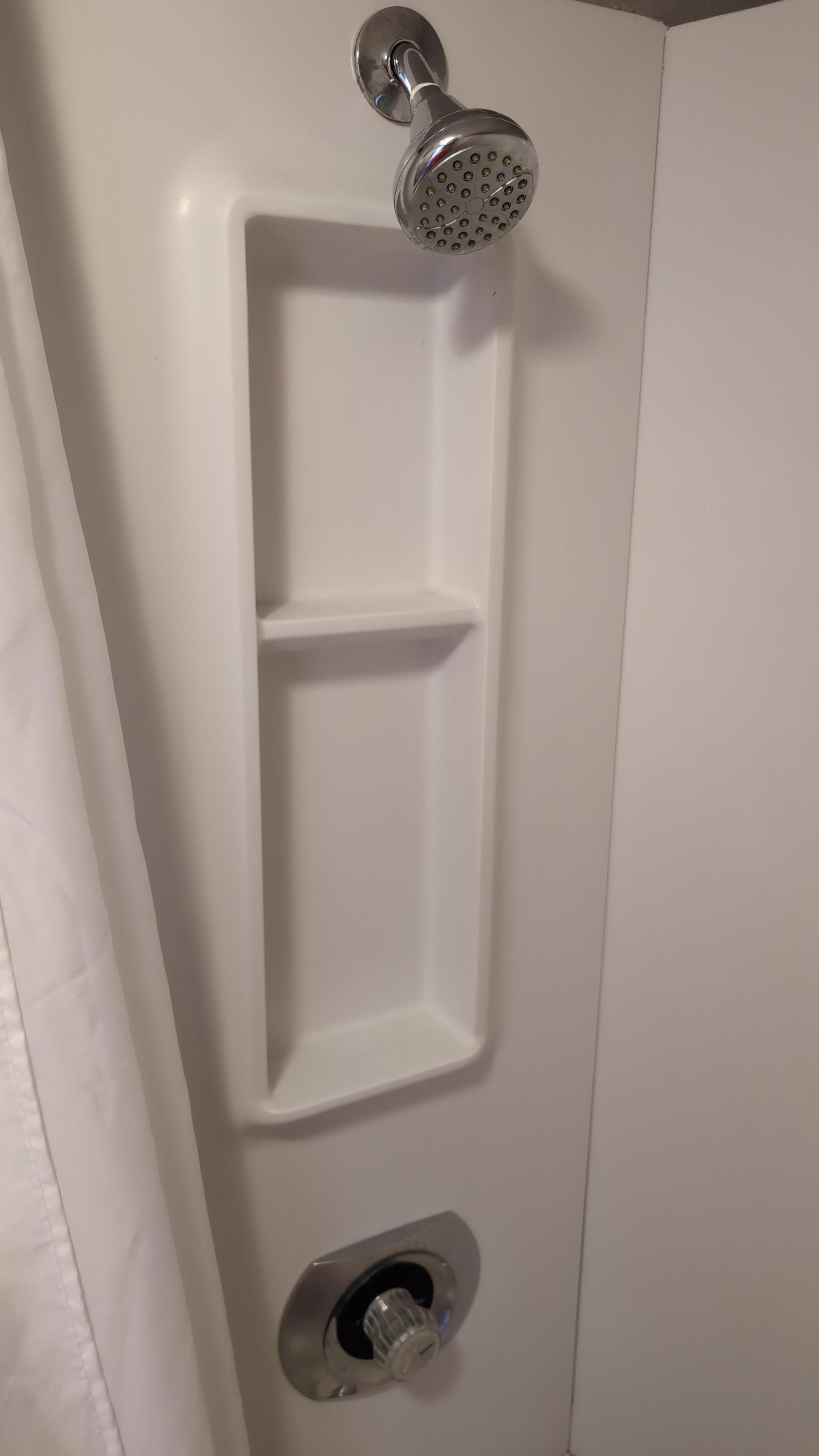 Pomme fixe et pas de choix d'intensité du flux.
Rideaux propres et confortables.
La serviette à réagit avec ma peau au premier usage, probablement non remplacée depuis un moment.