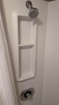 Pomme fixe et pas de choix d'intensité du flux.
Rideaux propres et confortables.
La serviette à réagit avec ma peau au premier usage, probablement non remplacée depuis un moment.