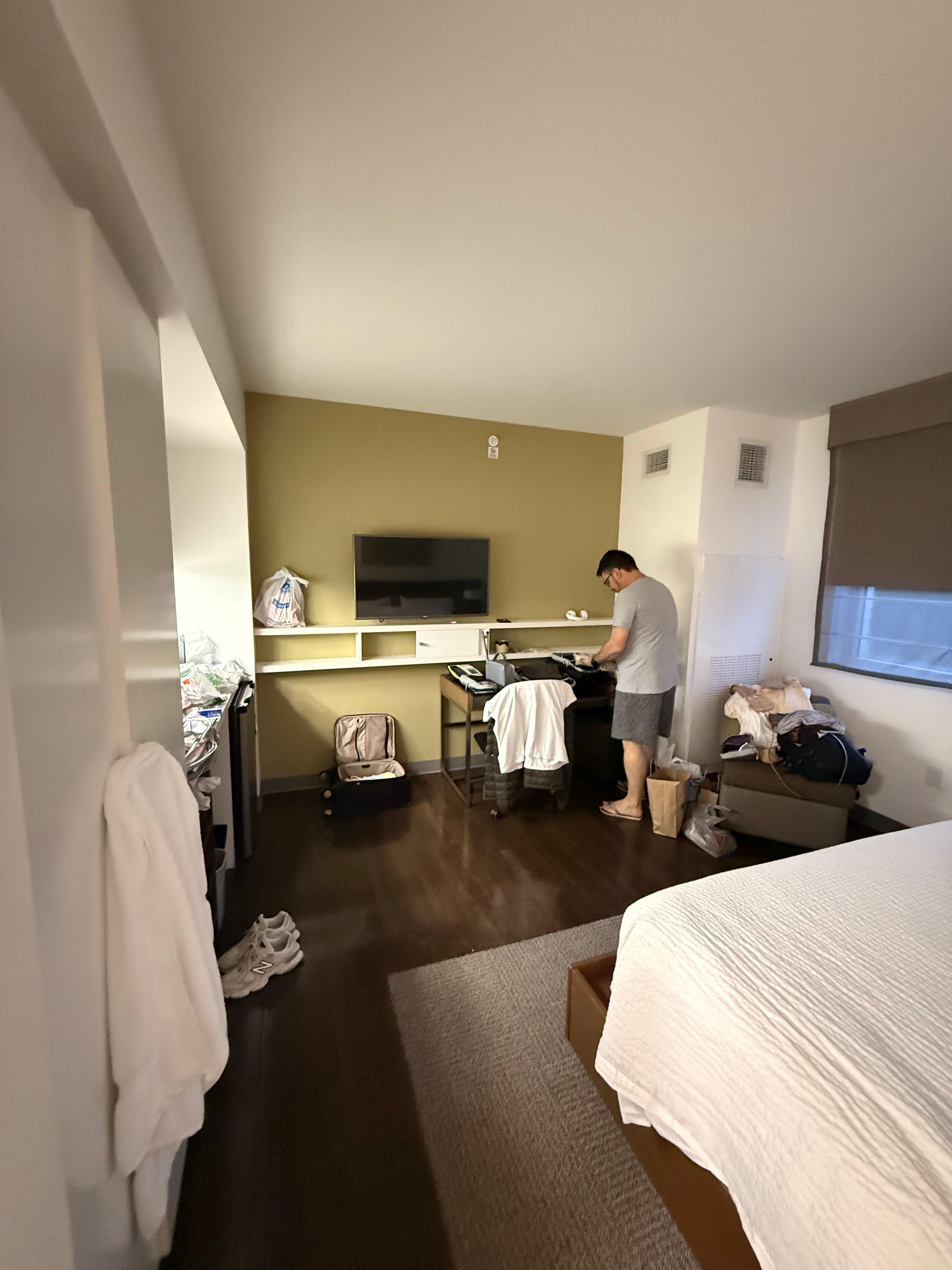 Frigobar, mesinha, cadeira, cafeteira. 