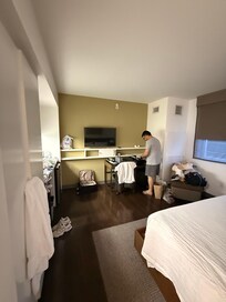 Frigobar, mesinha, cadeira, cafeteira.