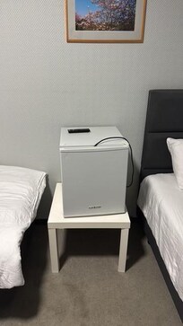 Immerhin einen Kühlschrank, wenn keine leere Bierdose drin gewesen wäre, hätte man denken können, die machen hier sauber