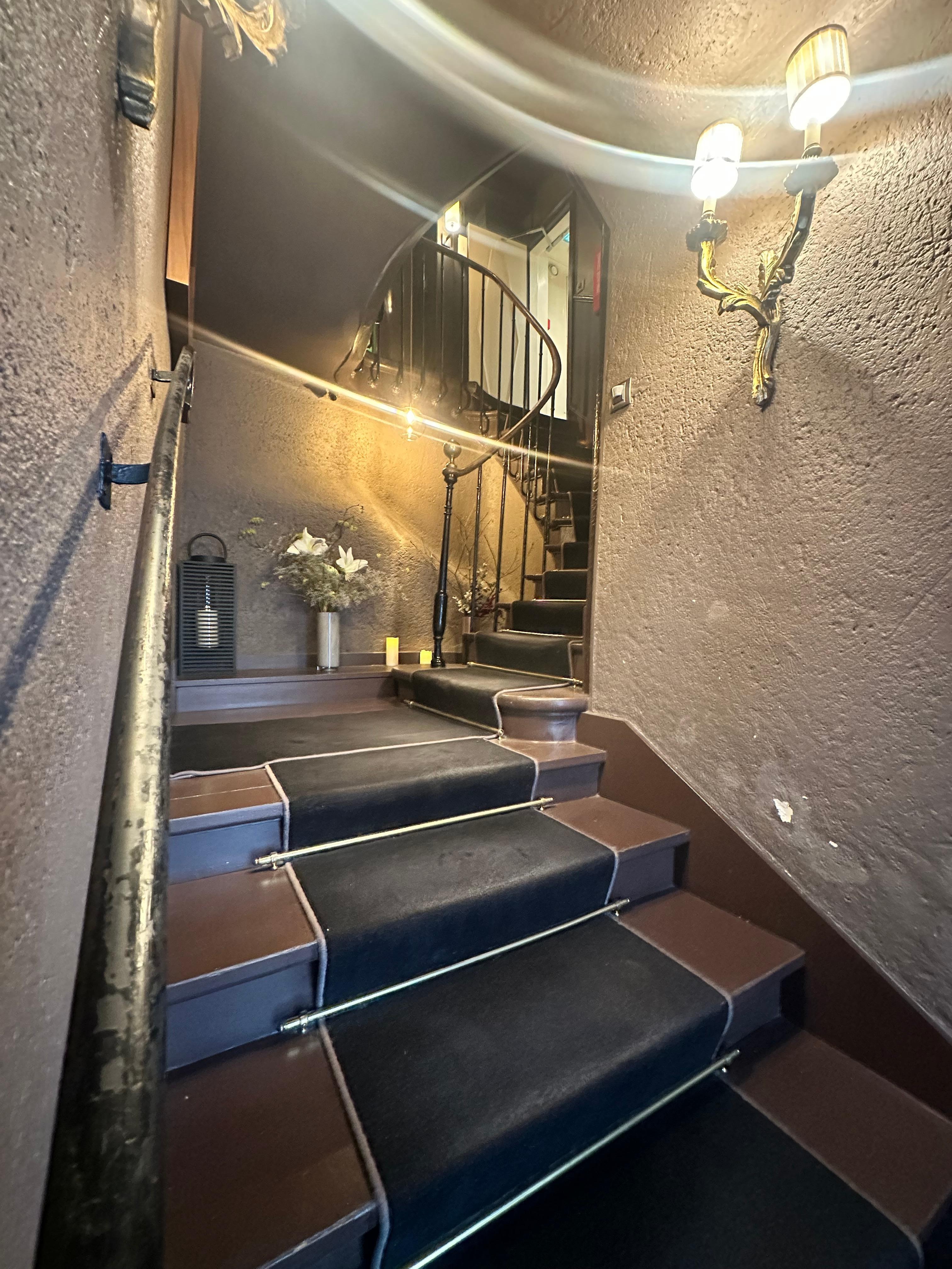 エレベーターまで1階分は上がりますが、荷物は運んでくださいます。