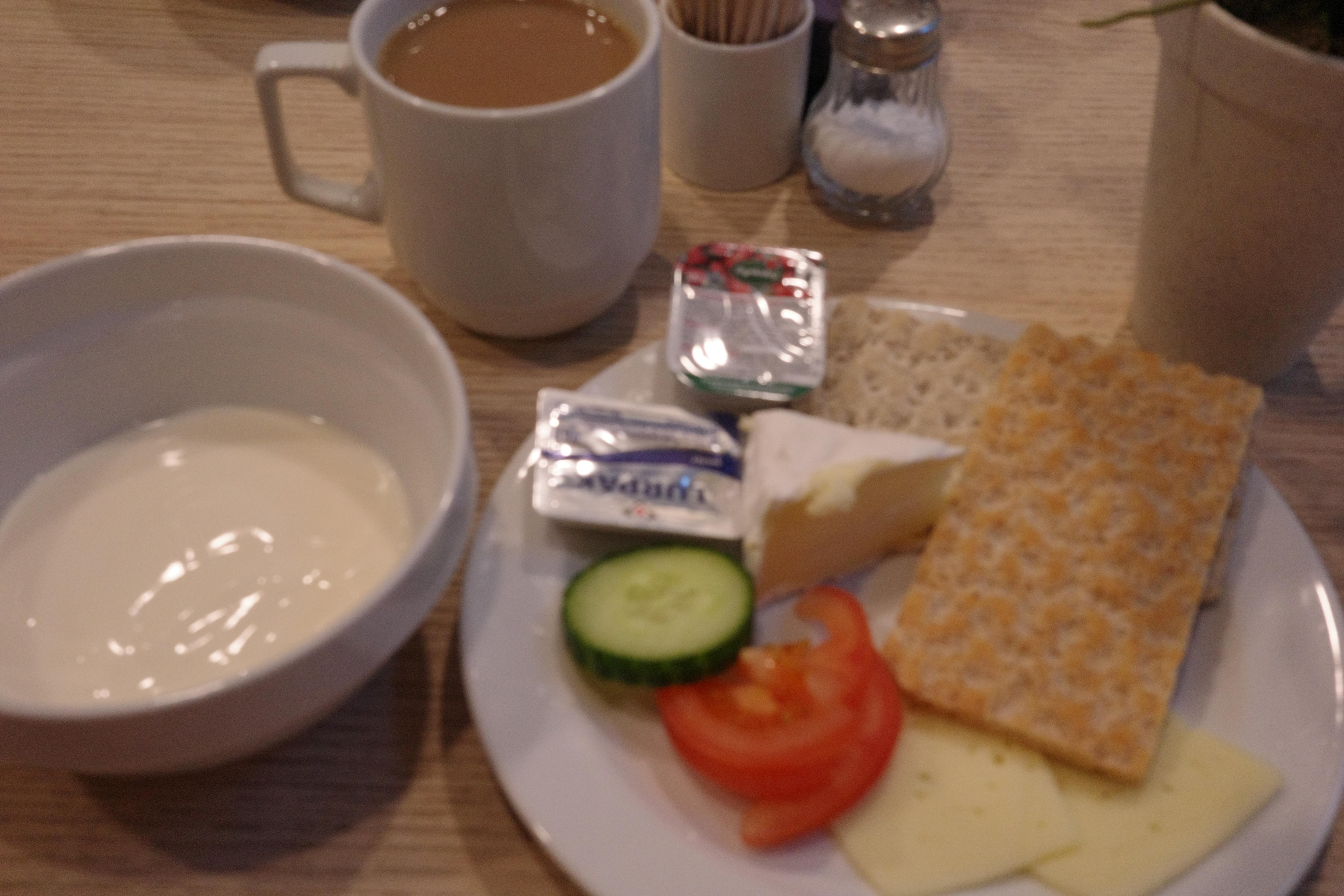 朝食ビュフェ（卵など色々あります）大昔の北欧（夏）を知る私には　懐かしいクネッケル（クラッカーのような硬い触感のライ麦系のパン）チーズや北欧の美味しいバター、ベリー系のジャムなどと食べると美味しい。