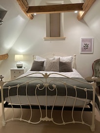 Main bedroom with en-suite bath / soaker tub