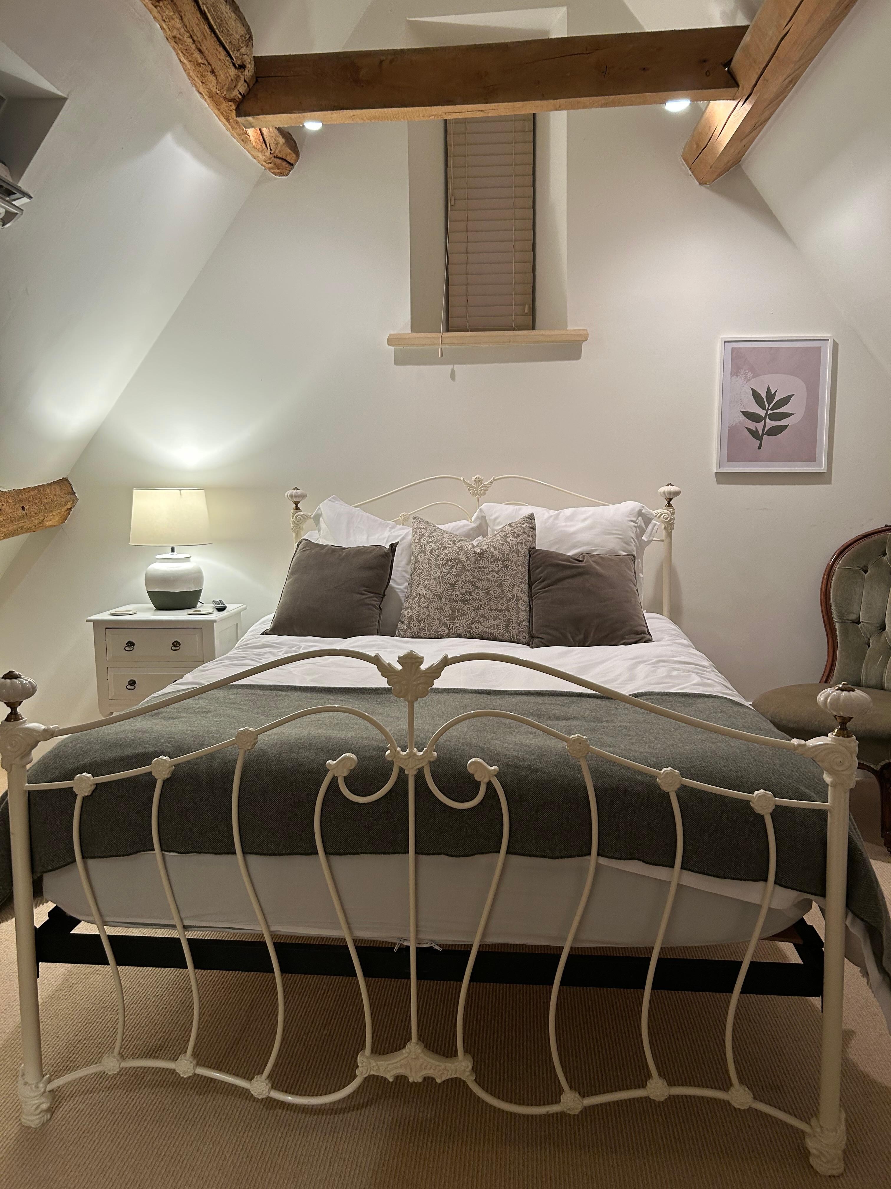 Main bedroom with en-suite bath / soaker tub