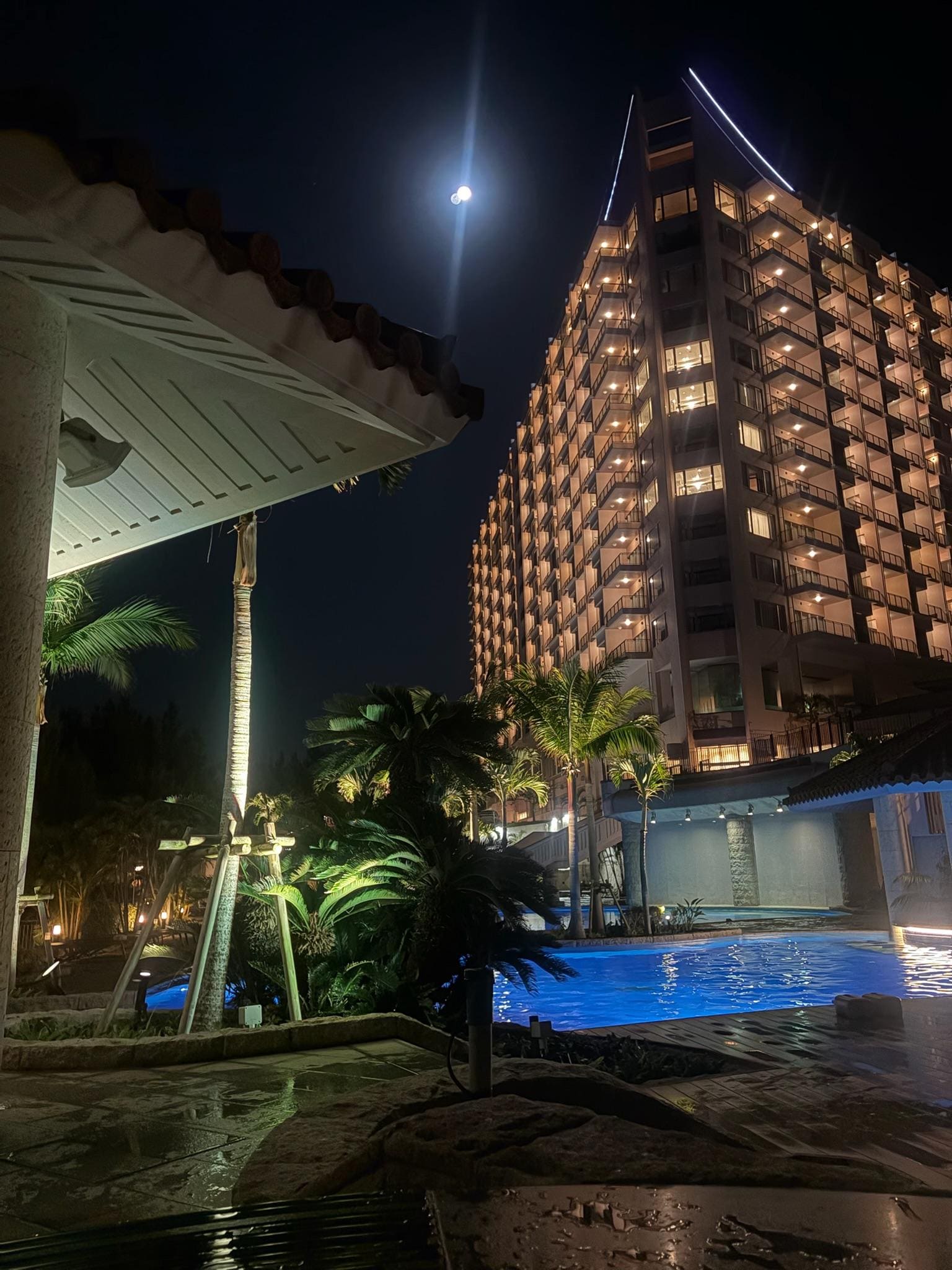 ナイトプールからホテルを撮影