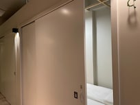 大きな部屋を八つに区切った「ドミトリー」ですが、ほとんどシングル・ルームのようなものです。それぞれの部屋にドアがあり、鍵もかけられます。