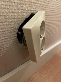 Eluttag i rummets hall.