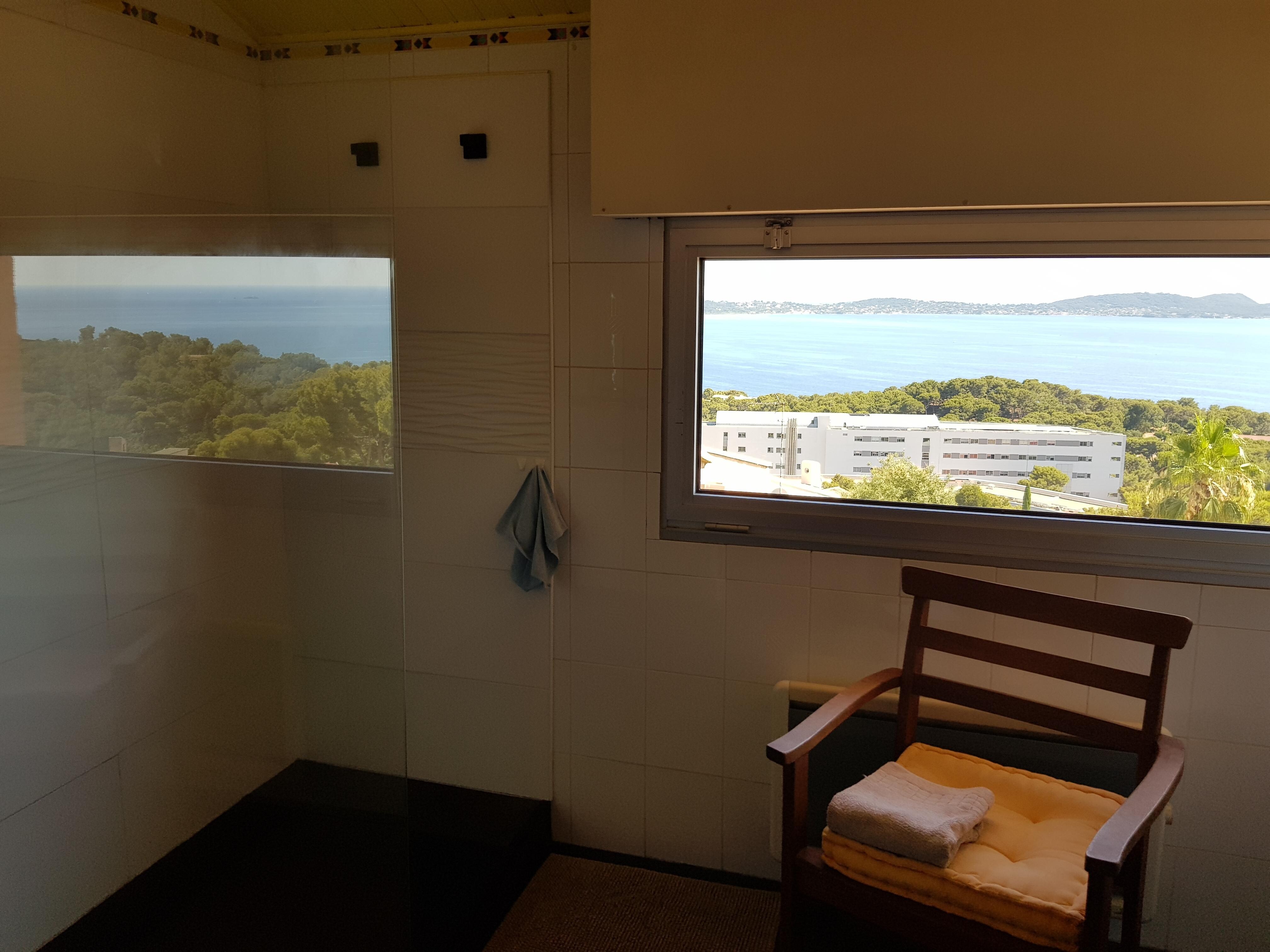 Dusche mit Meerblick