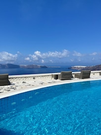 Vue depuis la piscine, côté Oia