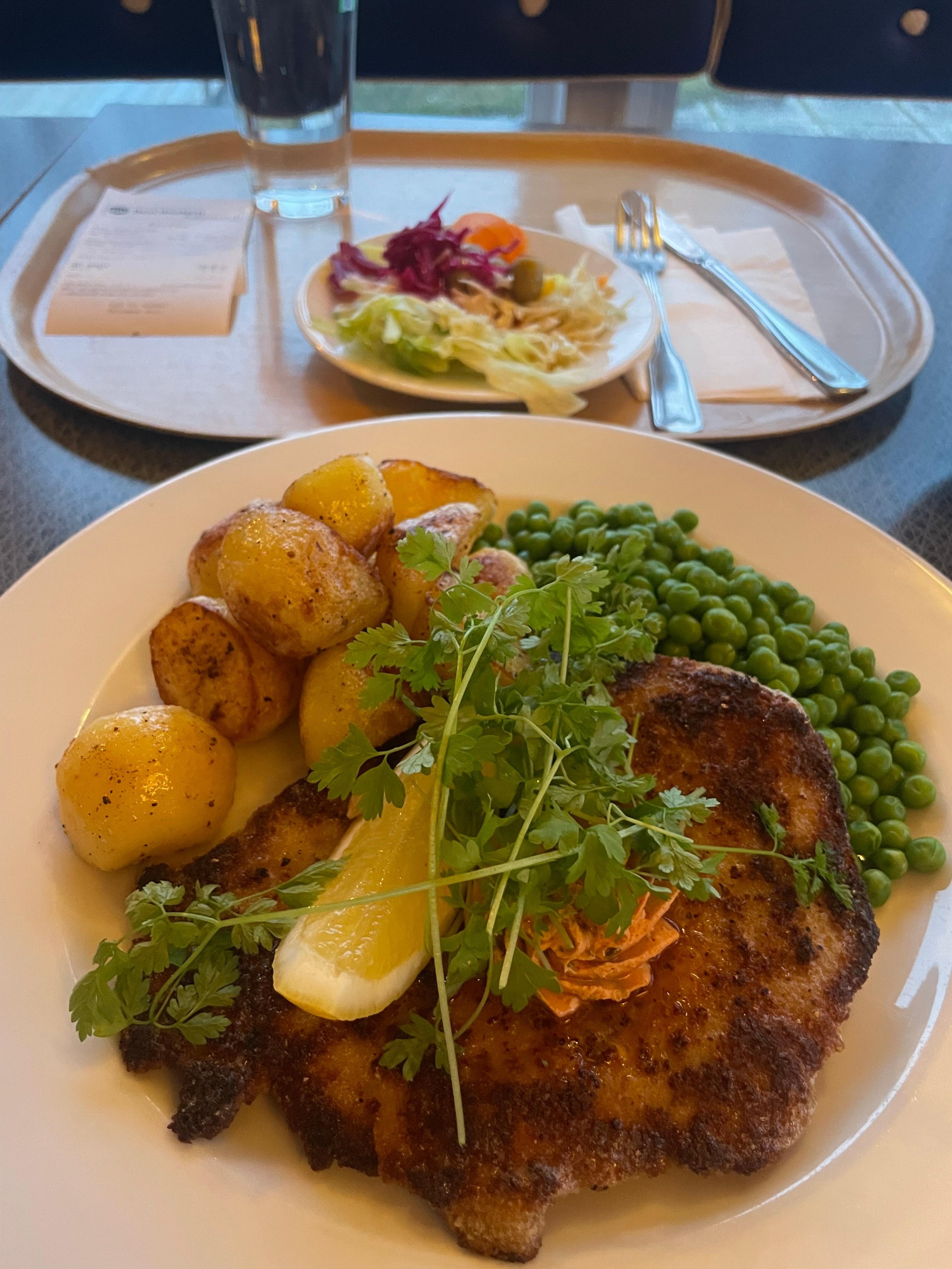 Brickmiddag var en ny upplevelse, utrop via högtalare när maten är klar. 