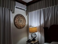 Airconditioning and ceiling fan available.