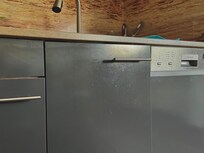 Küche
Die Glasplatte zwischen Herd und Schrank haben wir mit 🧽 und starkem Putzmittel nur mit Mühe einigermaßen reinigen können.