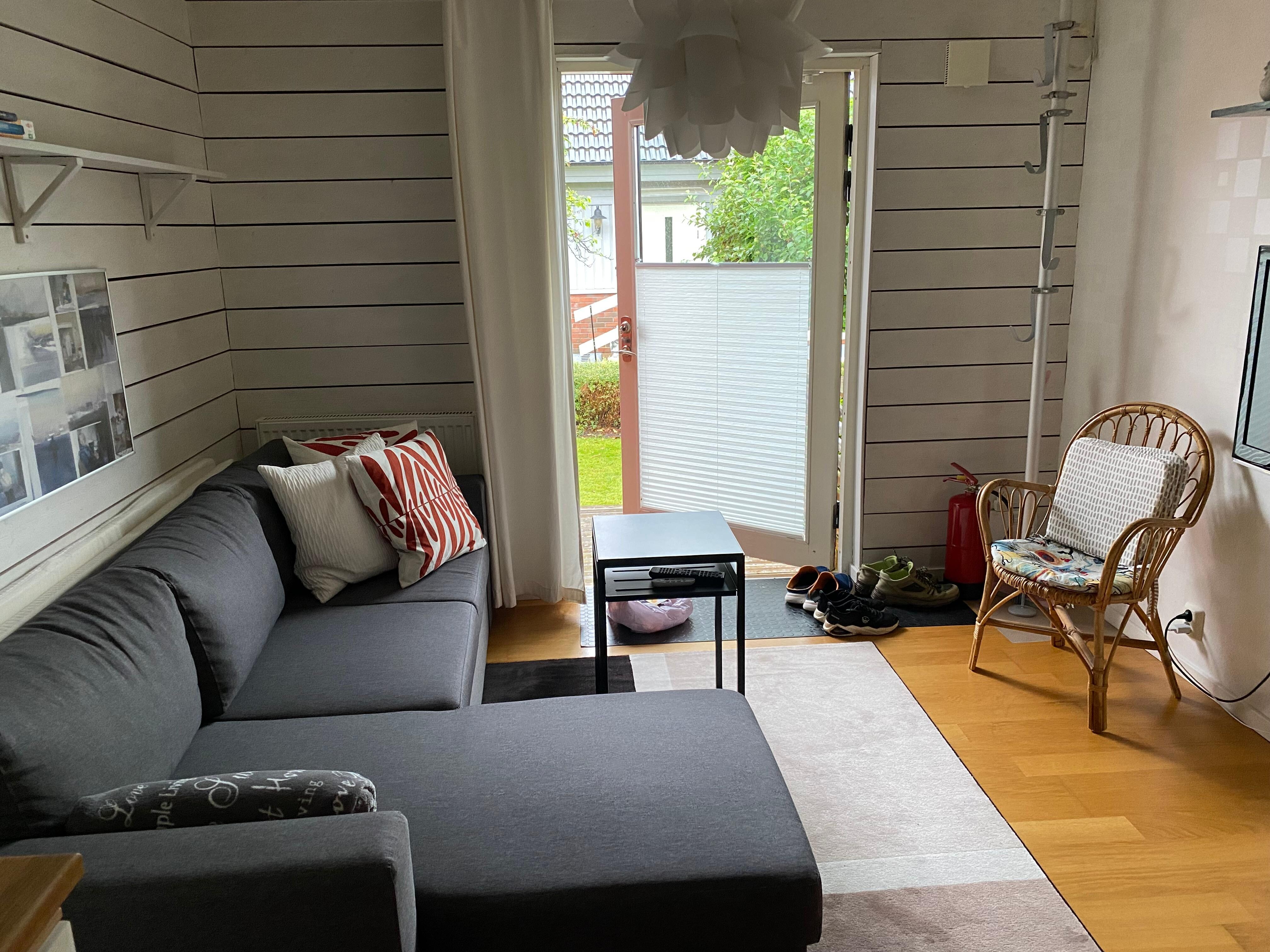 Wohnzimmer mit Blick auf die kleine Terrasse 