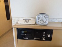 置き時計とベッドヘッドの時計があっない