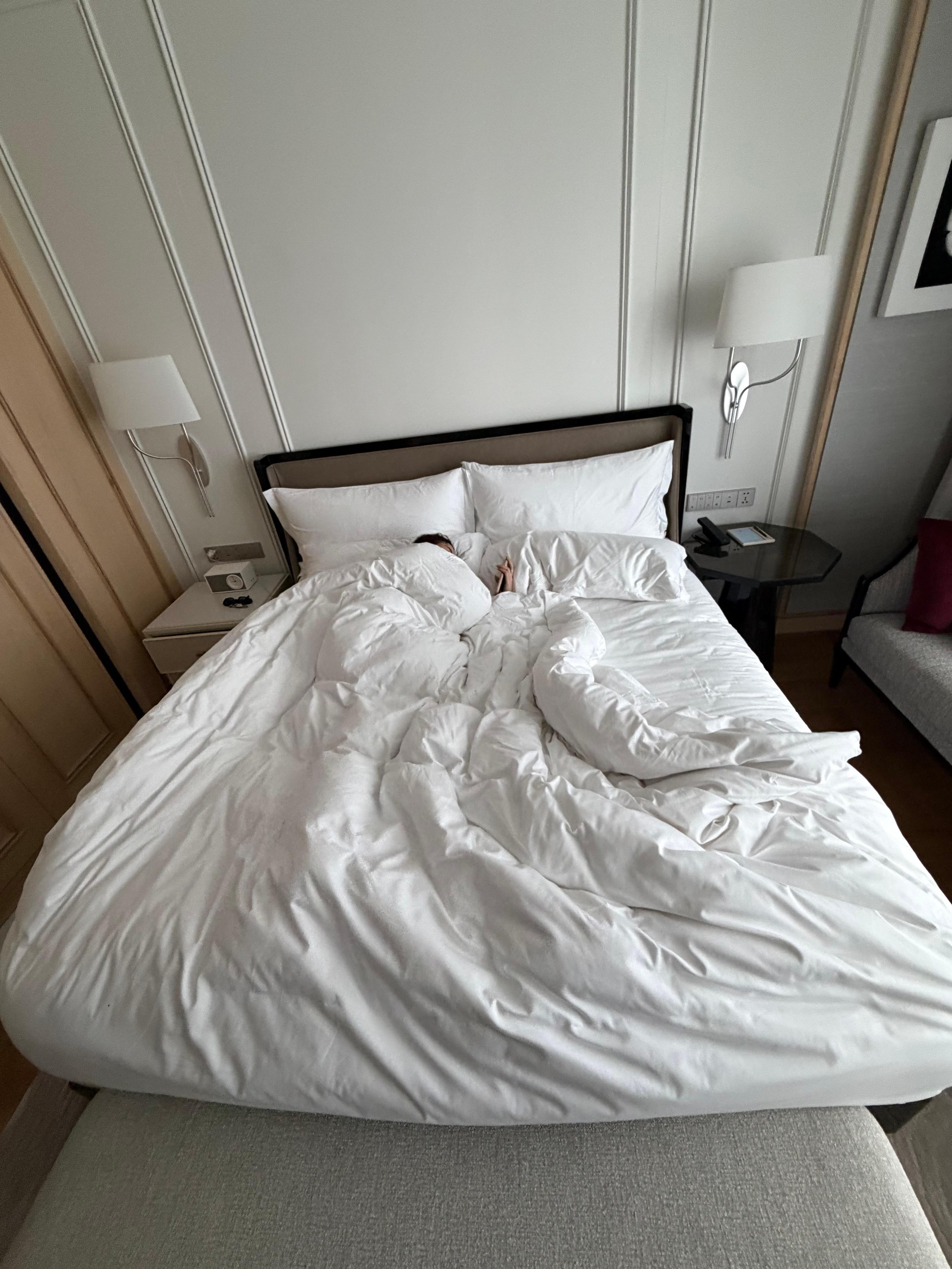 Ritz Carlton Bangkok (Room) - bed/sleep