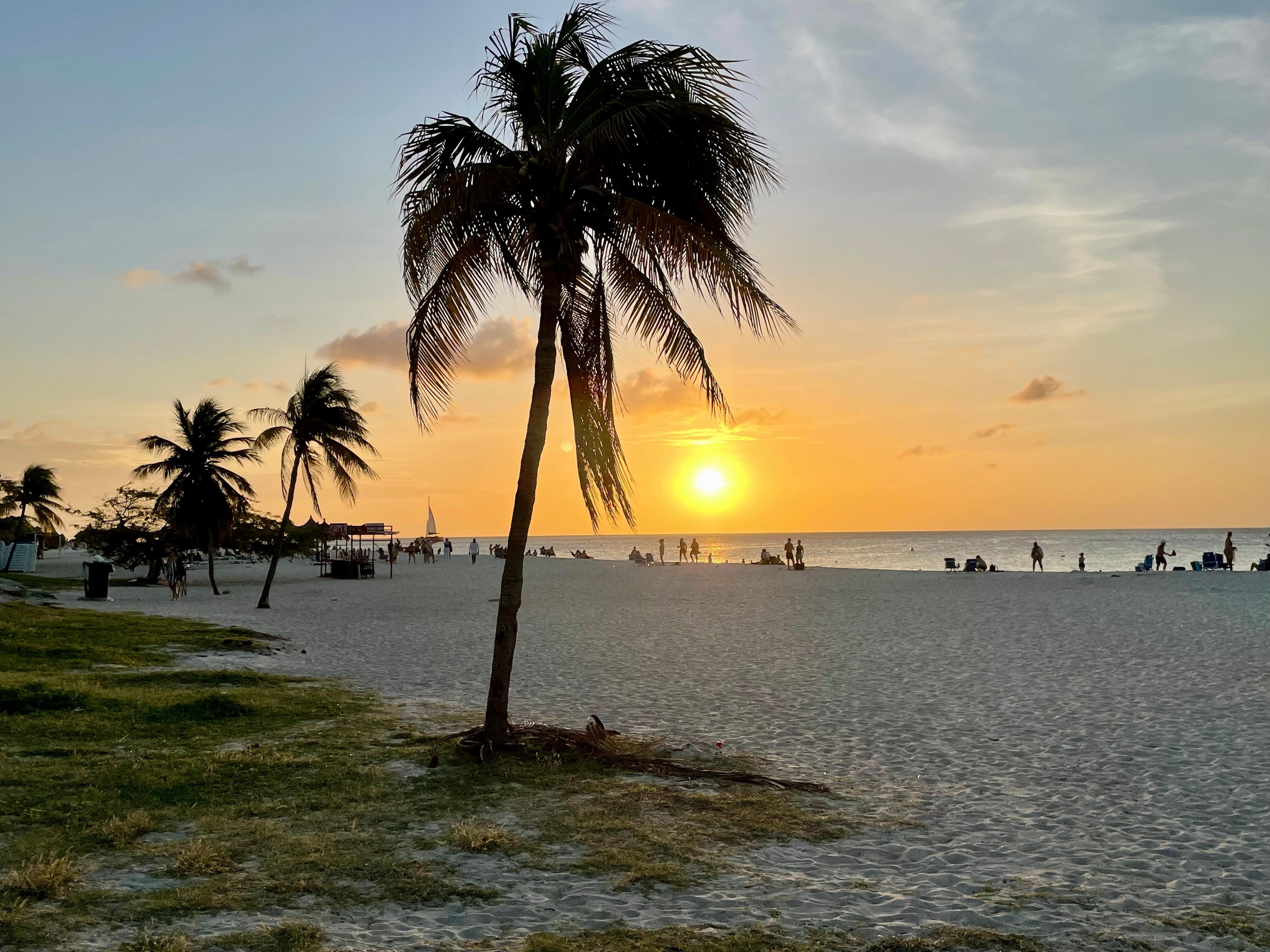 Coucher de soleil sur la plage d’Eagle Beach