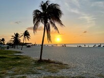 Coucher de soleil sur la plage d’Eagle Beach
