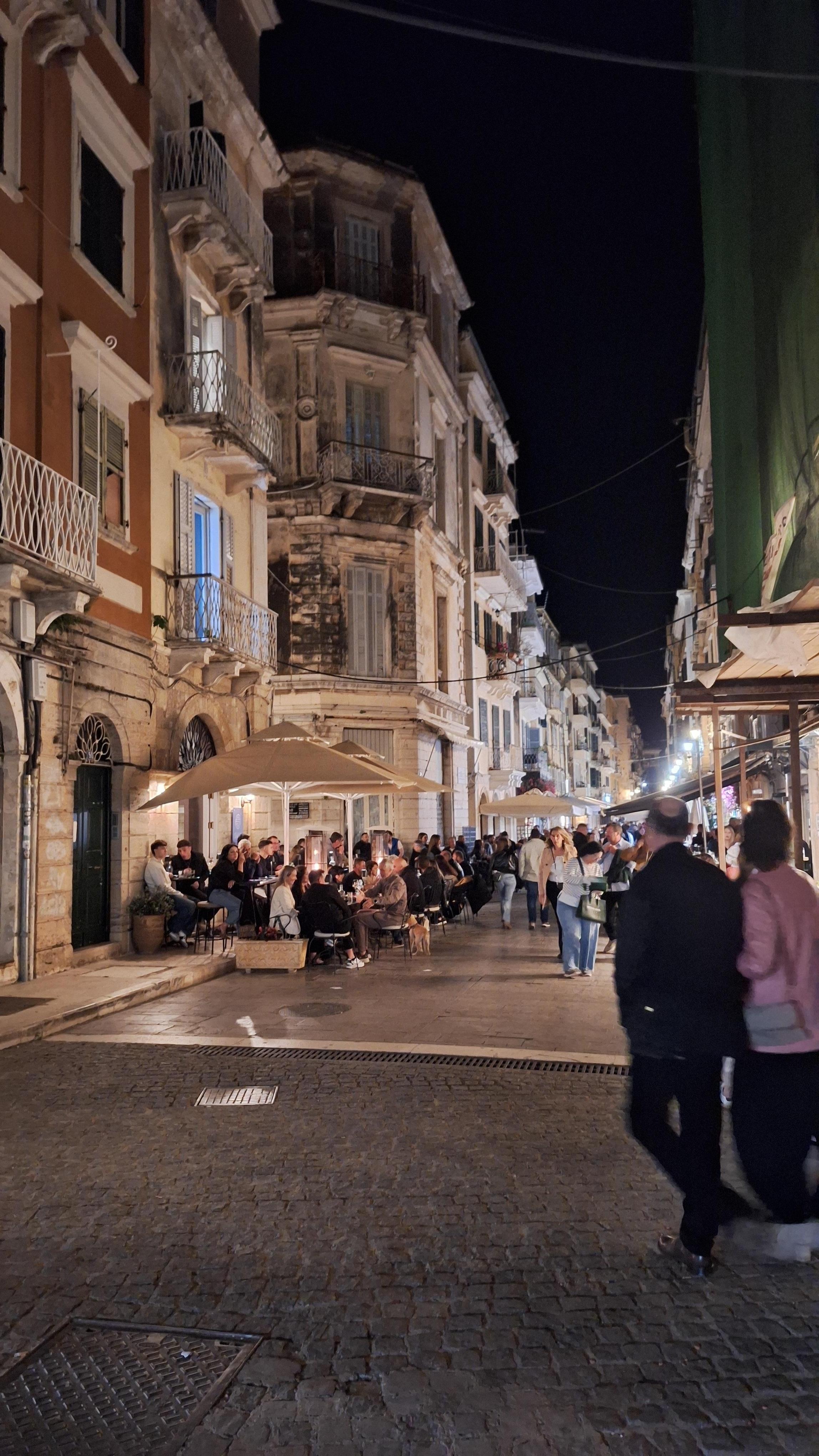 The eating area close to the hotel