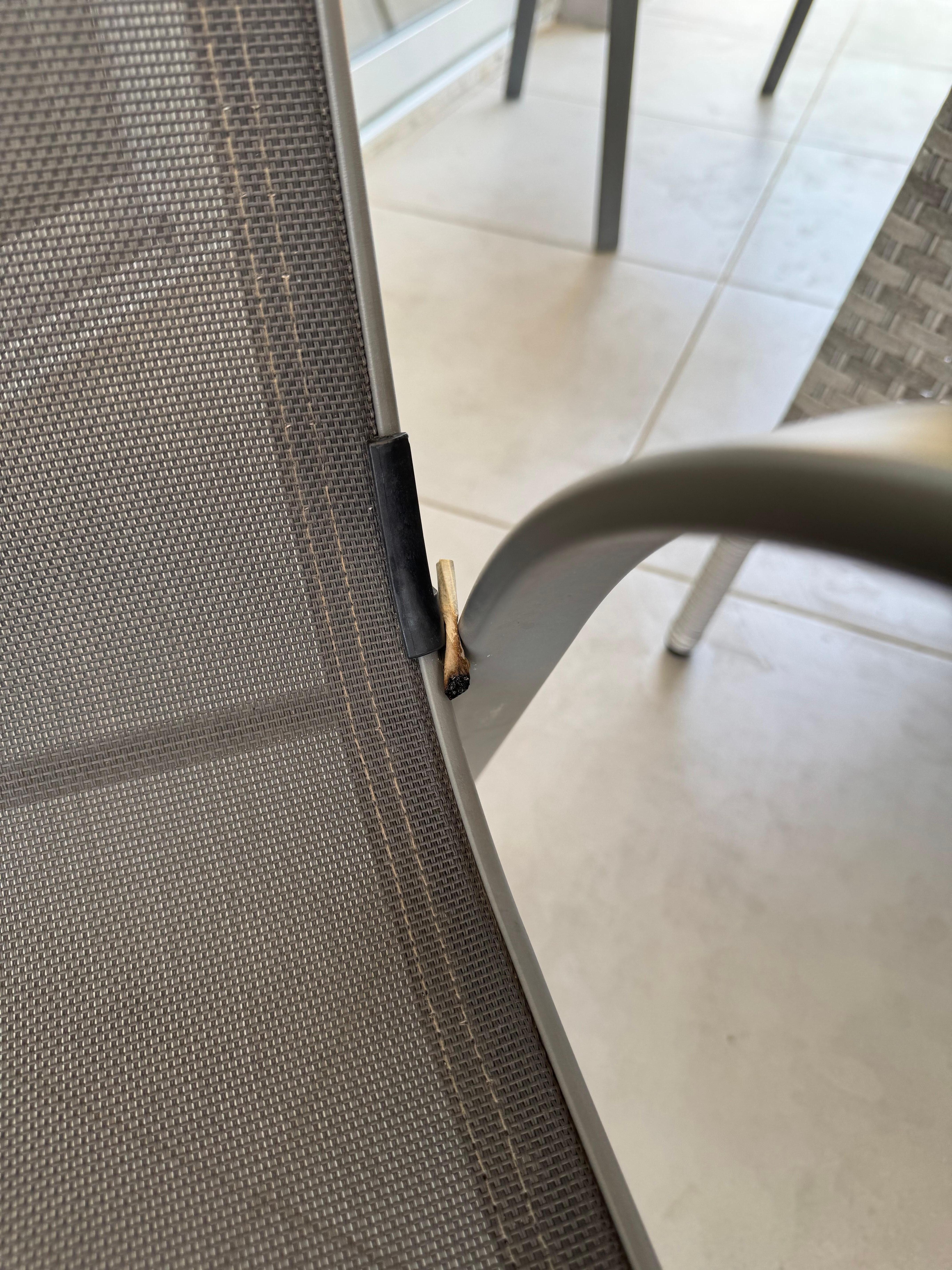Zigarette am Stuhl