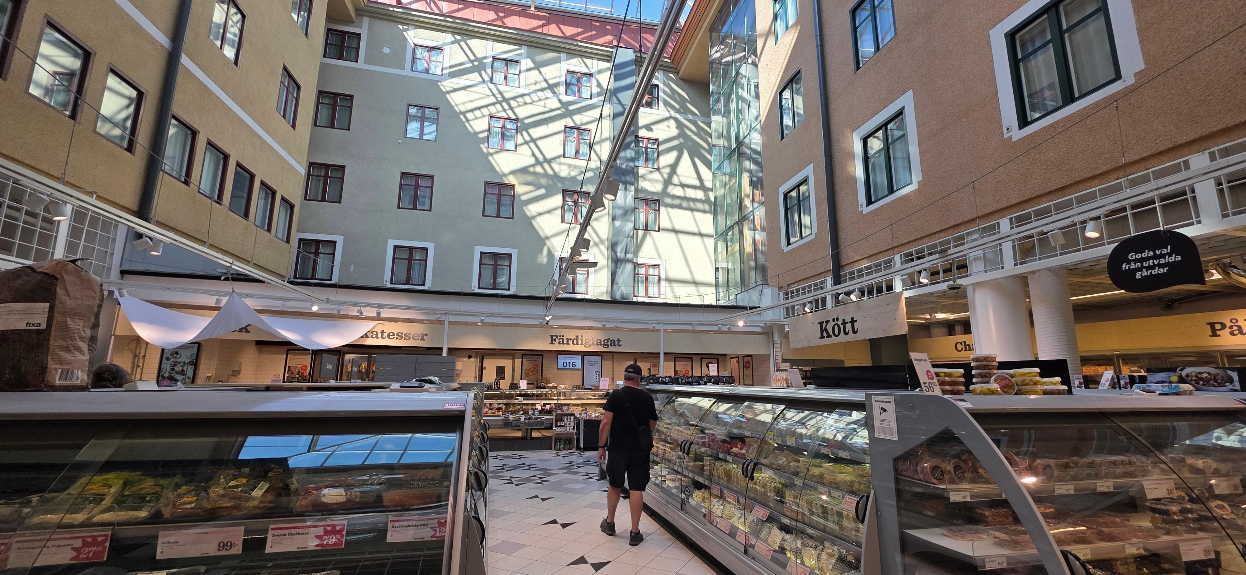 Vista do mercado com o hotel ao redor