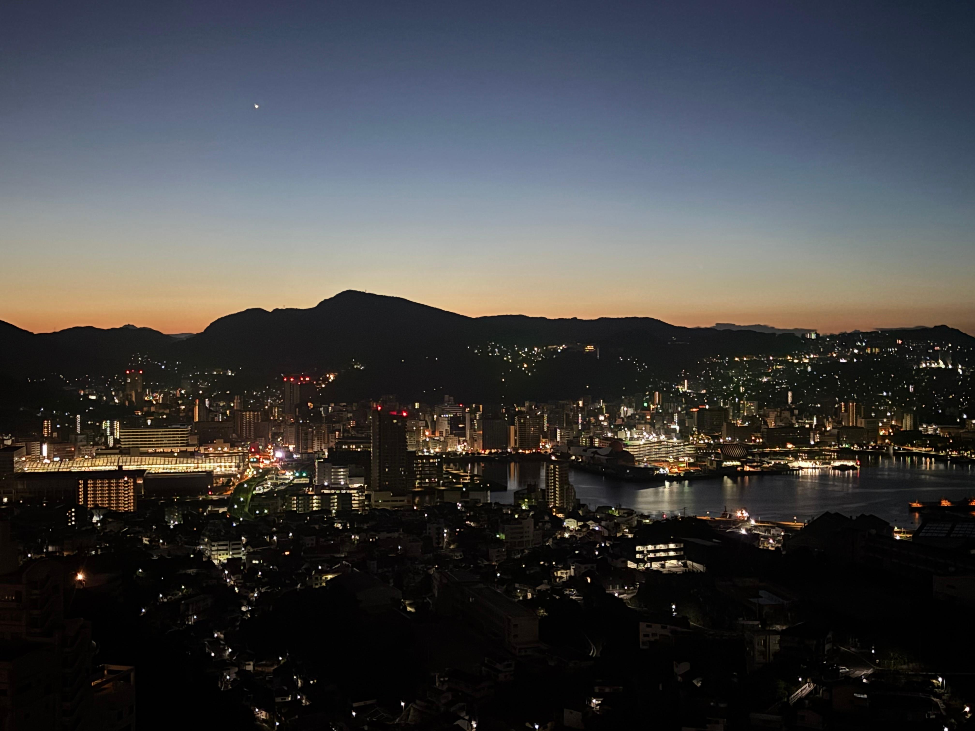部屋から見た朝焼け。空の左上に小さく輝いているのは明けの明星。