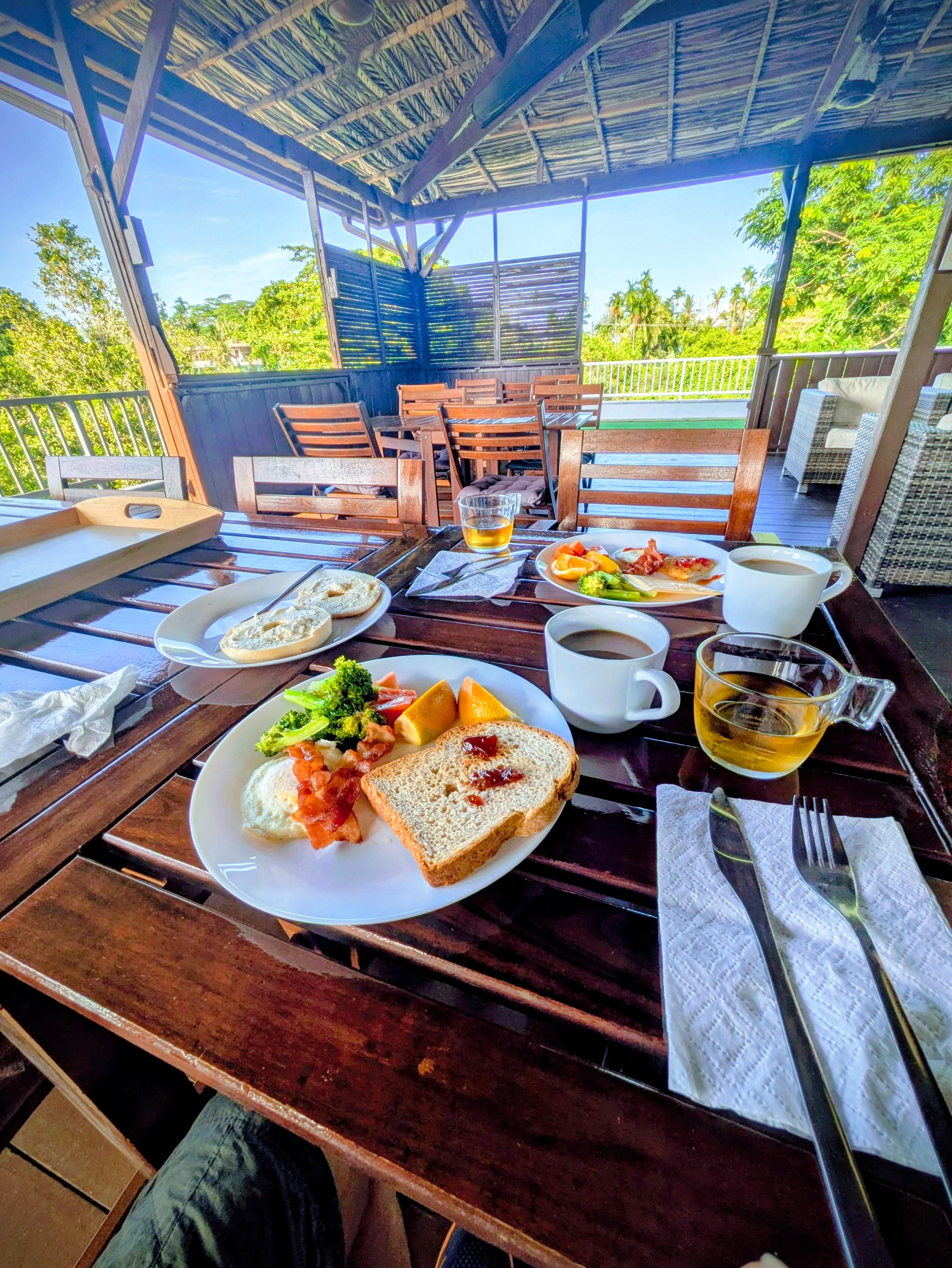 快適な階上ダイニング（オープンスペース）での朝食風景