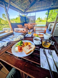 快適な階上ダイニング(オープンスペース)での朝食風景