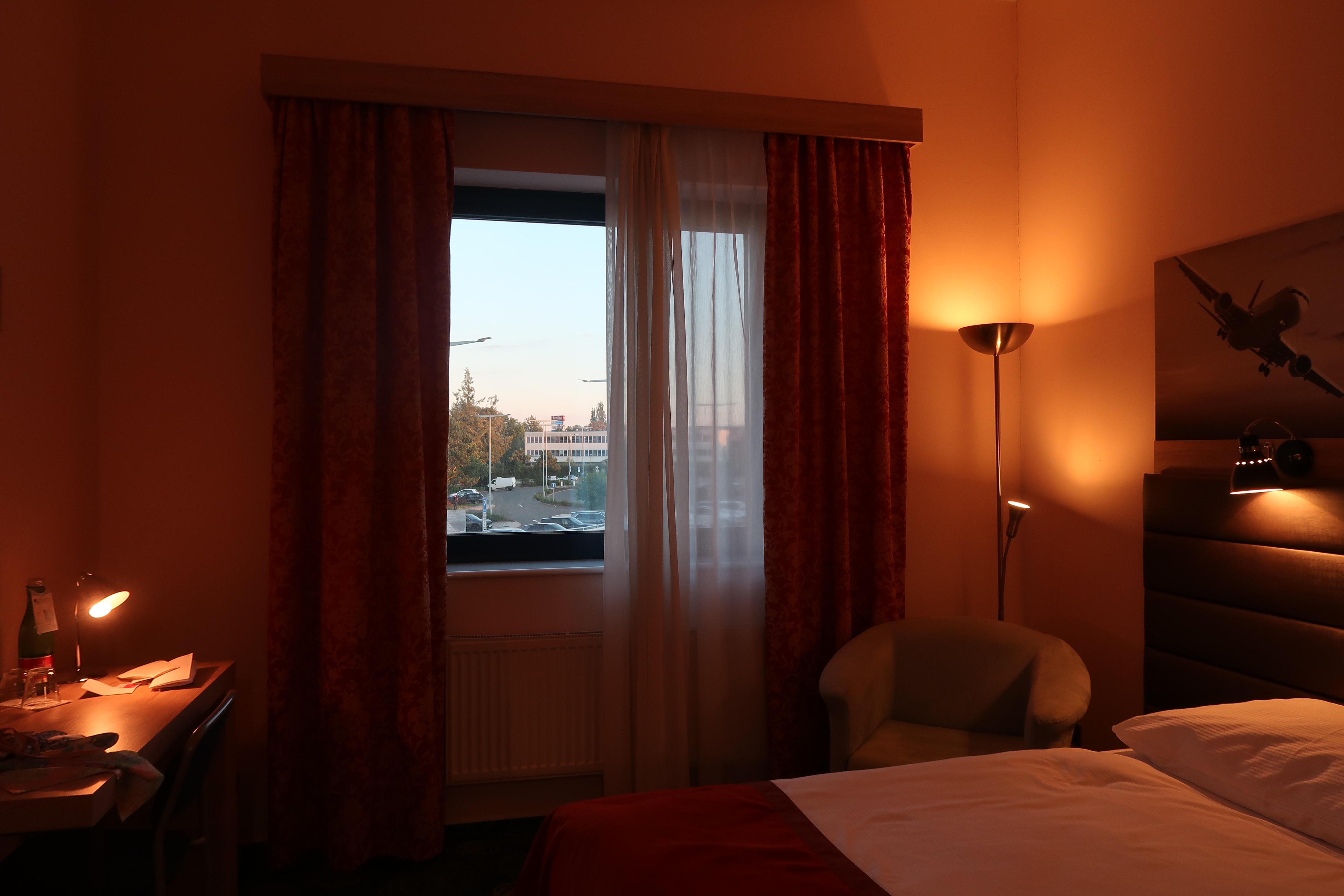 間接照明の夕刻室内。