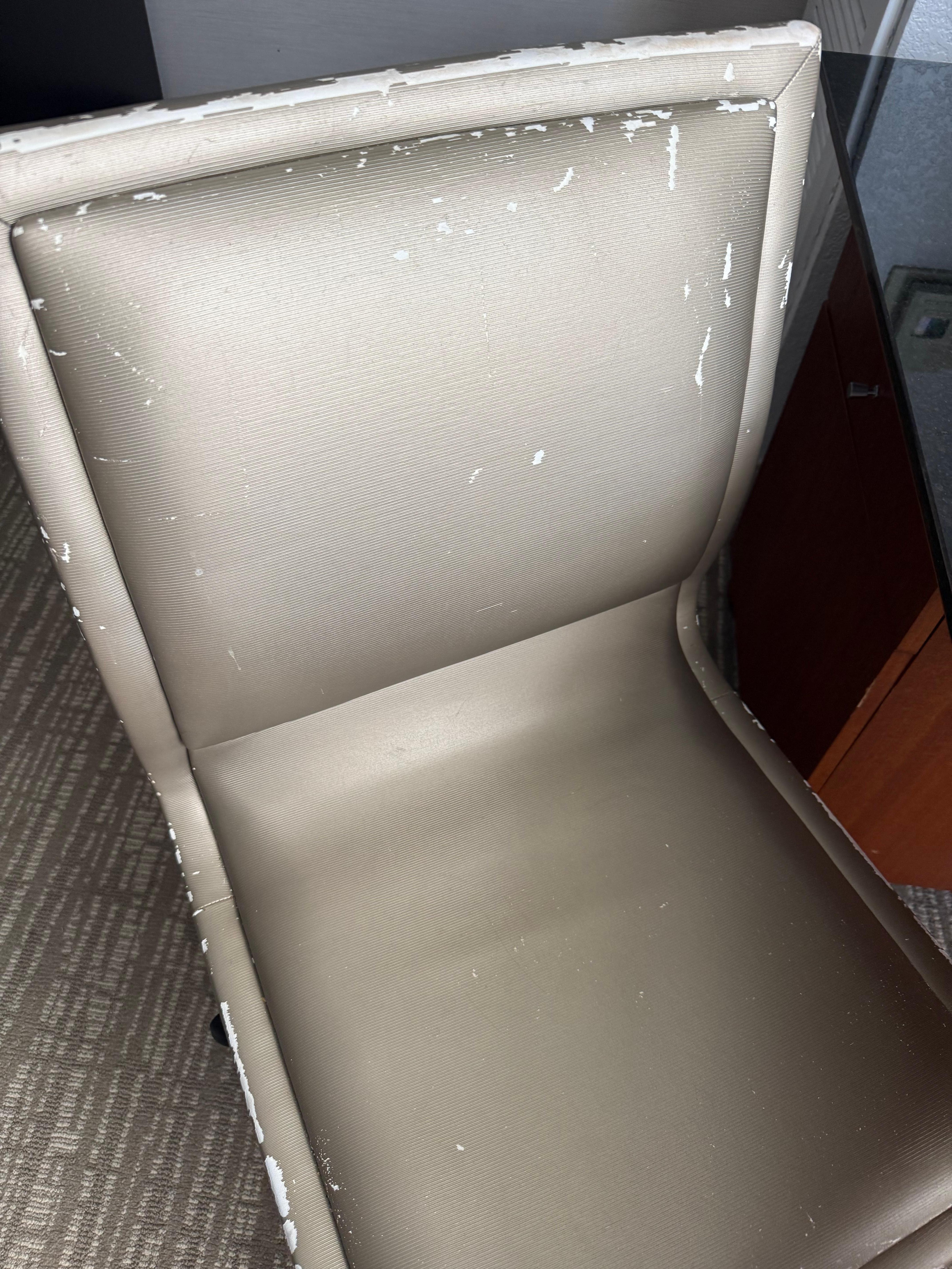 This chair needs to be thrown away.