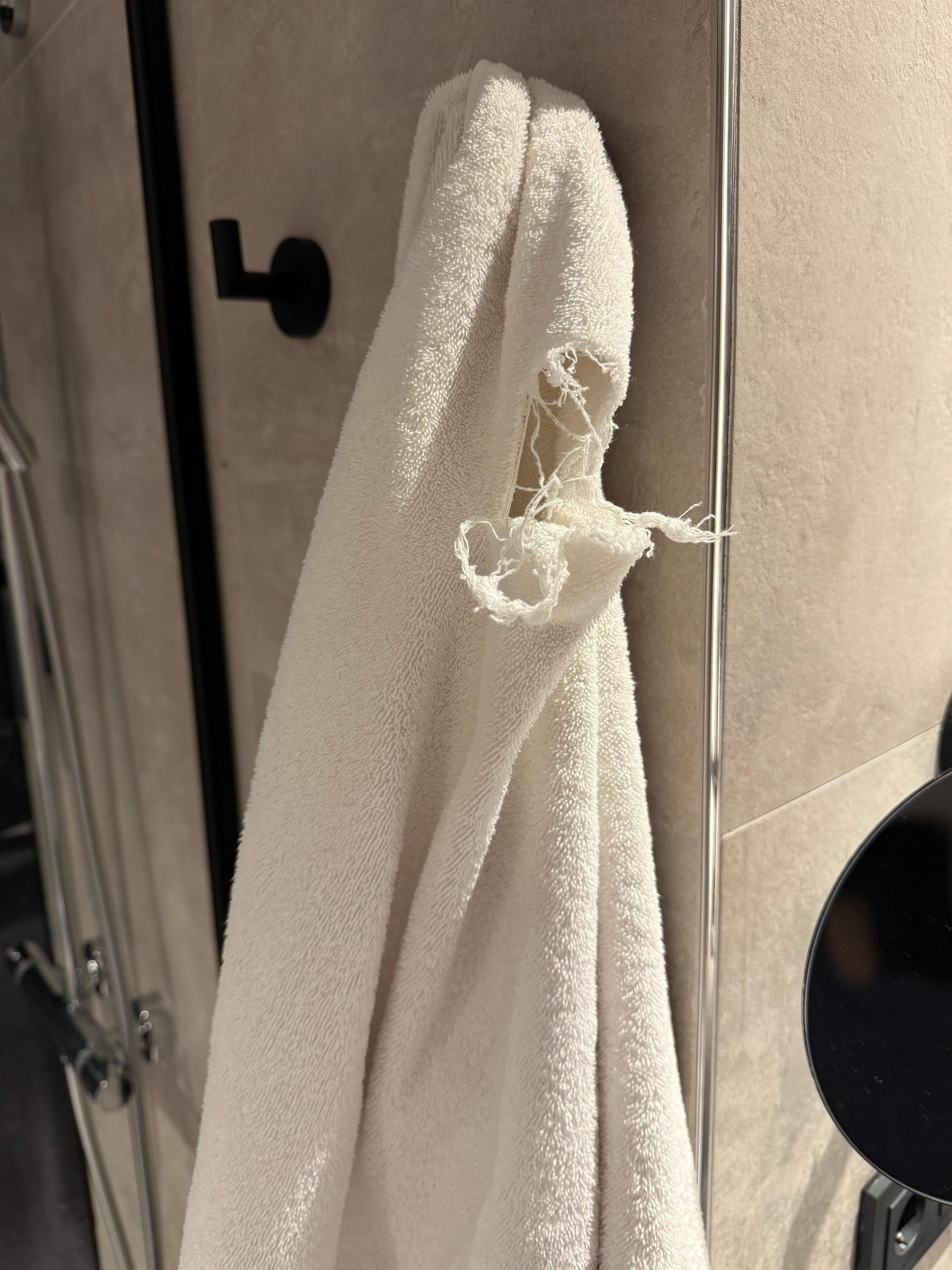 Toallas que se están despedazando varias veces nos dejaron las toallas así y ahí están las fotos