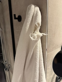 Toallas que se están despedazando varias veces nos dejaron las toallas así y ahí están las fotos